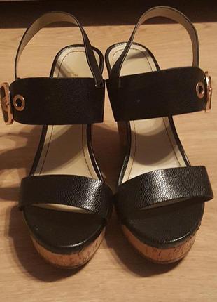 Фирменные,легенькие,красивые босоножки cube на танкетке