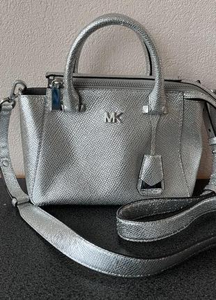 Шкіряна сумка michael kors selma messenger срібляста3 фото