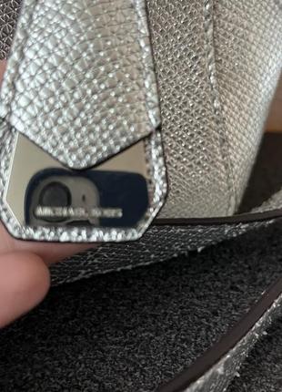 Шкіряна сумка michael kors selma messenger срібляста4 фото