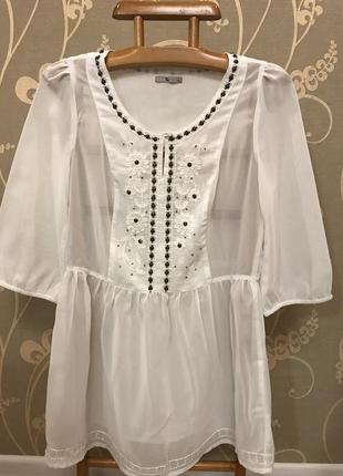 Очень красивая и стильная брендовая блузка-туника светлого цвета.1 фото