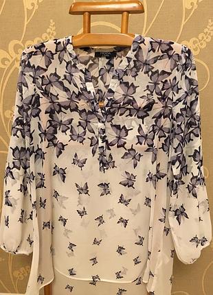 Очень красивая и стильная брендовая блузка в бабочках.