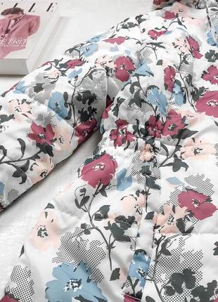 Стильный утепленный стеганый плащ в милейшие цветы пастельных тонов с капюшоном и карманами5 фото