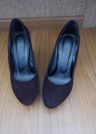 Замшевые туфли на танкетке