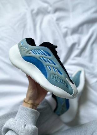 Шикарные женские кроссовки adidas yeezy boost 700 v3 arzareth голубые с бежевым
