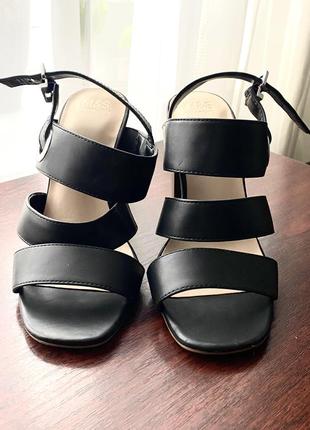 Трендові босоніжки від marks&spencer