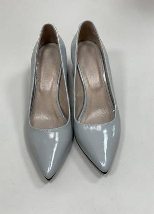 Жіночі туфлі лодочки з натуральної шкіри лакової в сірому кольорв на каблуку 6см4 фото