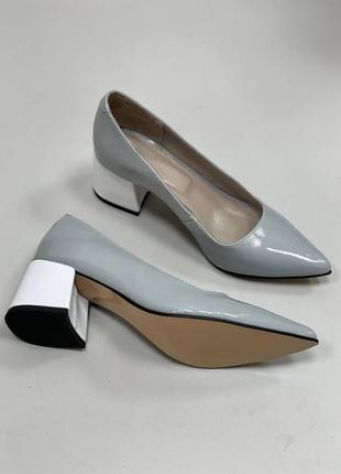 Жіночі туфлі лодочки з натуральної шкіри лакової в сірому кольорв на каблуку 6см5 фото