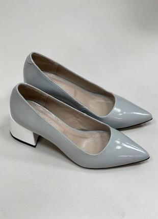 Жіночі туфлі лодочки з натуральної шкіри лакової в сірому кольорв на каблуку 6см3 фото