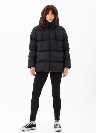 Куртка женская утепленная укороченная с капюшоном плащевка с горизонтальными строчками, черная4 фото