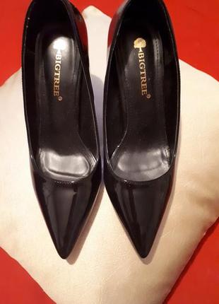 Туфли лаковые с оригинальным каблуком