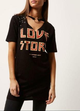 Трендовое платье футболка с чокером и актуальным кольцом люверсами