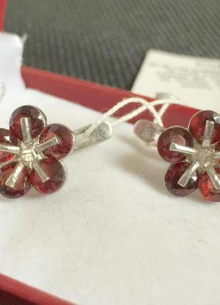 Новые красивые родированые серебряные серьги с гранатом серебро 925 пробы