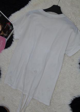 Белая футболка с затяжкой на талии в виде переплета2 фото