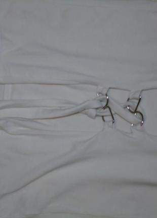 Белая футболка с затяжкой на талии в виде переплета4 фото