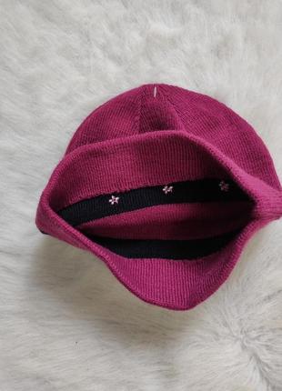 Розовая малиновая вязаная шапка с черной полосой и цветочной вышивкой девчачья девочке4 фото