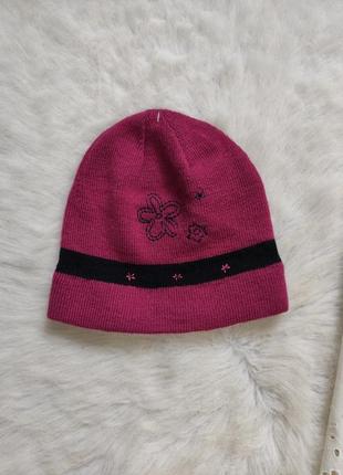 Розовая малиновая вязаная шапка с черной полосой и цветочной вышивкой девчачья девочке1 фото
