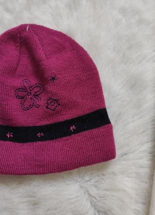 Розовая малиновая вязаная шапка с черной полосой и цветочной вышивкой девчачья девочке3 фото