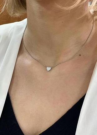 Колье серебряное 925 пробы с ювелирной эмалью сердечко белое
