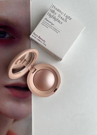 Сухий хайлайтер rare beauty by selena gomez positive light silky touch highlighter -mesmerize