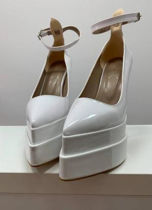 Жіночі білі лакові туфлі з високим каблуком та платформі лаковані туфельки братц еко лак2 фото
