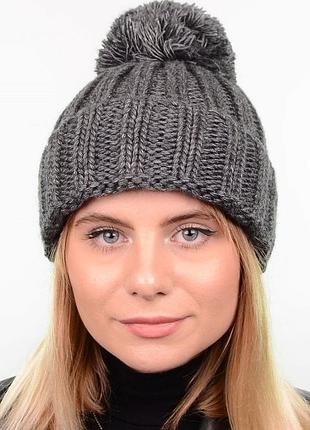 Жіноча в'язана зимова шапка на флісі з помпоном