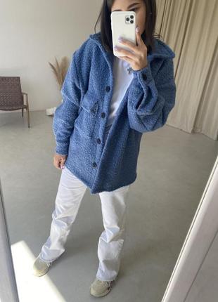 Бузкова шубка-сорочка на ґудзиках з кишенею  стильна трендова весняна осіння тедді овчина еко хутко олива10 фото