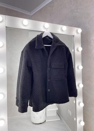 Бузкова шубка-сорочка на ґудзиках з кишенею  стильна трендова весняна осіння тедді овчина еко хутко олива7 фото