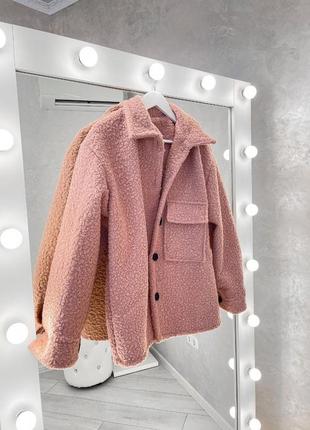 Бузкова шубка-сорочка на ґудзиках з кишенею  стильна трендова весняна осіння тедді овчина еко хутко олива8 фото