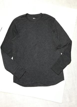Темно-серая брендовая футболка с длинным рукавом, представленная именитым брендом gap. размер м.