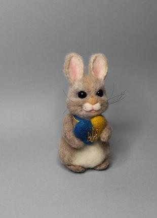 Заяц валевая игрушка из шерсти хенлмейд интерерная зайка грушка ручной работы сувенир кролик из шерсти валяные игрушки авторские5 фото