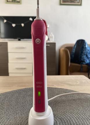 Электрическая зубная щетка oral-b