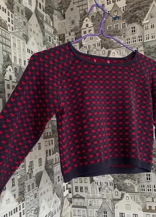 Укороченный свитер с сердечкам