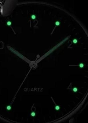 Часы  классические  унисекс кварцевые  с черным ремешком.2 фото
