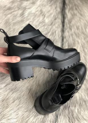 Крутейшие ботинки pull and bear, черного цвета. очень удобная платформа3 фото