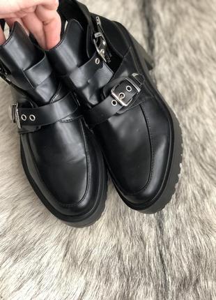 Крутейшие ботинки pull and bear, черного цвета. очень удобная платформа6 фото