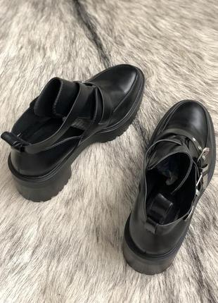 Крутейшие ботинки pull and bear, черного цвета. очень удобная платформа7 фото