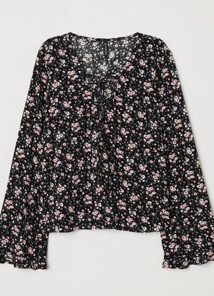 Блузка квіткова h&m чорна вільна кофточка зі шнурівкою