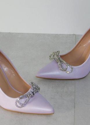 Женские туфли-лодочки с бантиком на шпильке лилового цвета6 фото