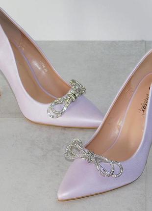 Женские туфли-лодочки с бантиком на шпильке лилового цвета10 фото
