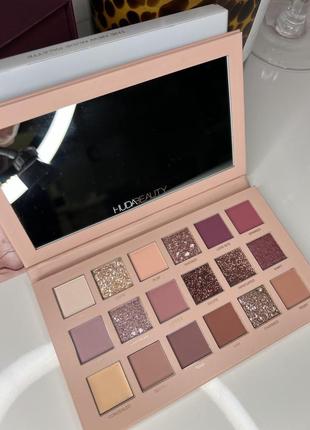 Нюдовая палетка теней huda beauty the new nude eyeshadow palette (18 цветов)4 фото