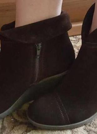 Женские,фирменные ботинки из замша на танкетке2 фото