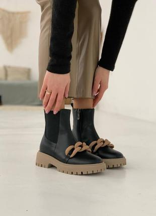 Женские кожаные черные сапоги с массивной цепью на байке натуральная кожа бежевая подошва осень весна ботинки челси2 фото