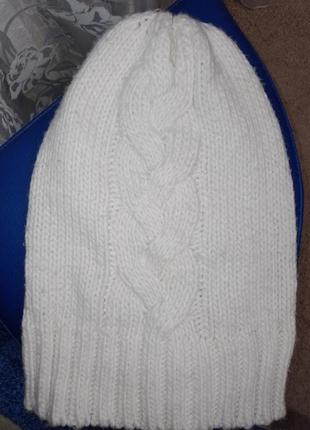 Зимняя белая фирменная шапка terranova