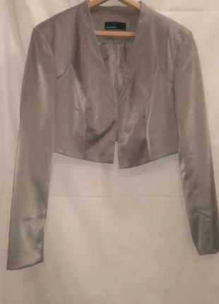 Короткий фирменный, атласный  пиджачек  серого цвета1 фото