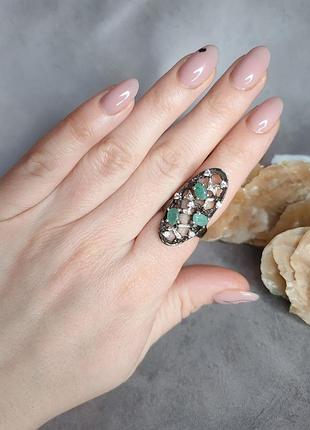 Кольцо изумруд и цирконий в серебре. кольцо с натуральным изумрудом и цирконием. размер 16. таиланд.