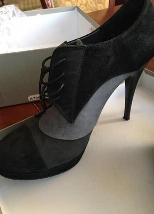 Замшевые ботильоны на каблуке и небольшой танкетке