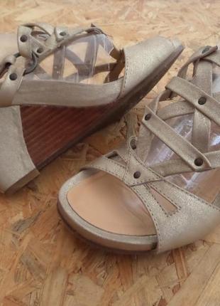 Босоніжки clarks натур шкіра -38 розмір-довжина устілки-24.5 см