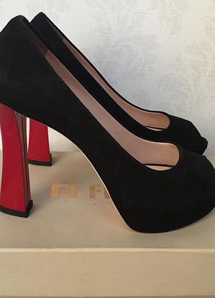 Туфельки fellini з яскравим каблучком