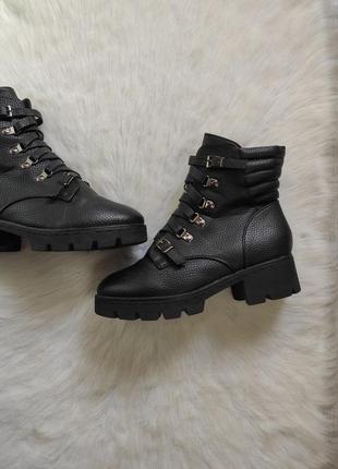Чорні шкіряні зимові чоботи черевики ботильйони тракторної підошві низький каблук із хутром4 фото