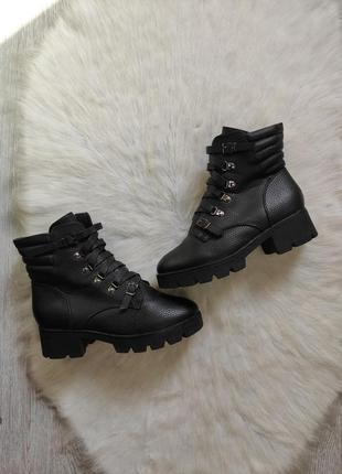 Чорні шкіряні зимові чоботи черевики ботильйони тракторної підошві низький каблук із хутром2 фото